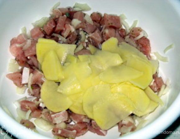 Картофель очистить, нарезать на тоненьки, почти прозрачные, ломтики.Я резала картофель картофелечисткой. Нарезать лук на тонкие полукольца. Мясо нерезать на мелкие кубики. Смешать ингредиенты и добавить соль,перец, петрушку, тимьян, шалфей и влить пару ложек бульона (можно из кубика).Я боялась, что картофель не пропечётся, но ничего подобного,-картофель отлично дошёл.А вот лук на мой вкус лучше предварительно обжарить.

