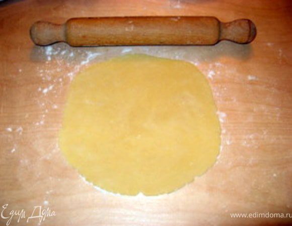 Достать тесто и разделить его на 6 частей. Раскатать каждую часть в диск толщиной в 3 мм. 

