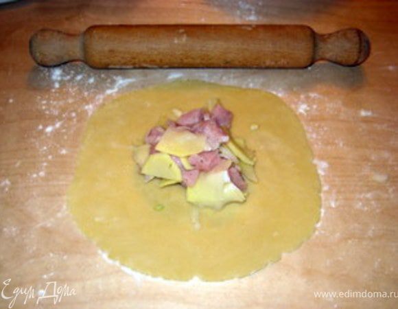 В центр каждого диска поместить начинку.