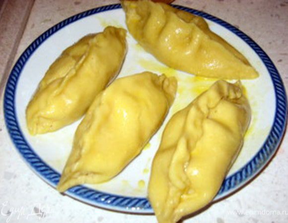 Смазать край дисков взбитым яйцом и закрыть, защипив или сверху, или сбоку.
Поместить пирожки на противень, накрытый пергаментом, смазать взбитым яйцом и выпекать при 200° около 20 минут.
