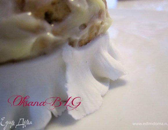 Прикрепить полосочку волнистым краешком вниз.