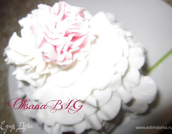 На верхушку прикрепить цветочки.