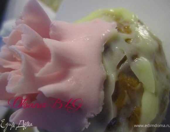 Второй вариант. Также раскатать мастику и сделать волнистую полосочку. Но теперь прикрепить полосочку волнистым краем к верху и начиная с верхушки кексика.