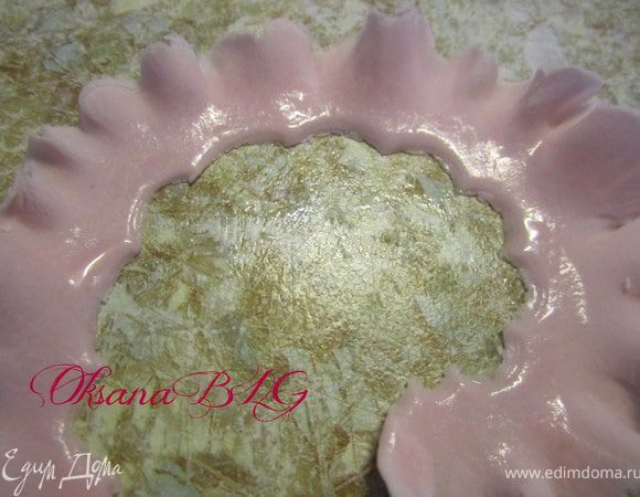 Так же можно сделать цветочек похожий на гвоздику.