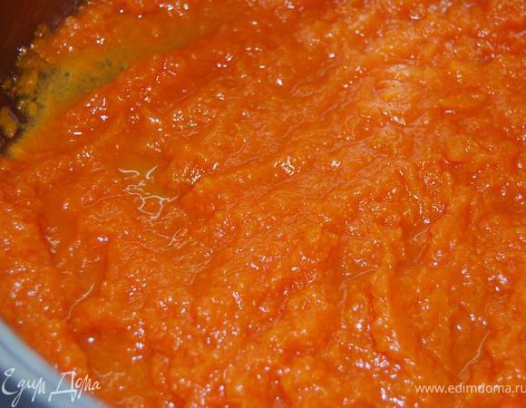 Тыкву нарезать небольшими кусочками и сварить до мягкости. Остудить и сделать пюре.