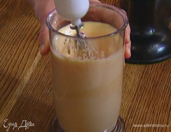 Влить молоко и взбить все миксером в однородную массу.