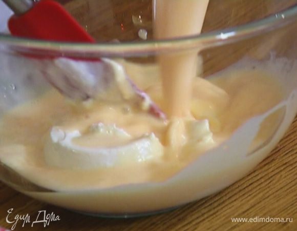 Добавить рикотту и вымешать тесто венчиком или миксером. 