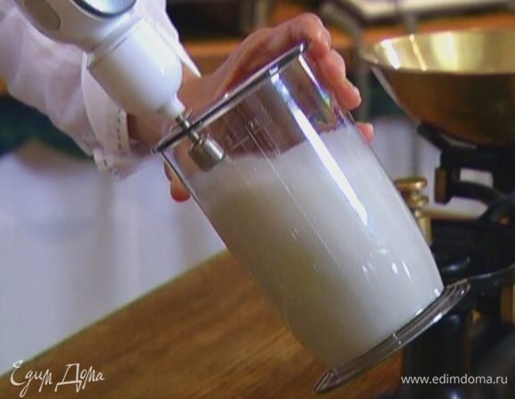 Белки взбить в крепкую пену.