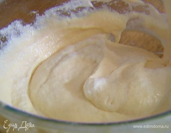 В творожную массу всыпать муку, вымешать миксером, затем быстро вмешать взбитые белки.