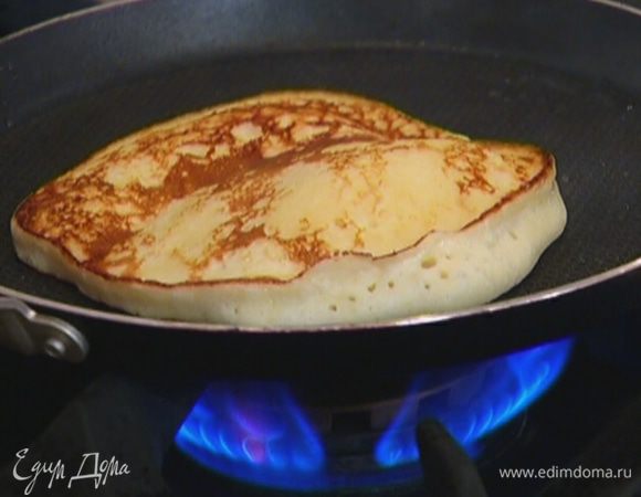 В отдельной сковороде разогреть оливковое масло и испечь из творожного теста оладьи.