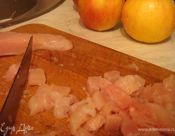 Приготовить маринад для курочки-для этого в емкости смешать-соевый соус,
оливковое масло,сок лимона- добавить приправы-я использую сухую зелень петрушки и укропа и смесь из 5-ти перцев и жаренного лука. Соль не добавляем,так как используем-соевый соус.
Куриную грудку-помыть,убрать кожицу и отделить мясо от кости
Нарезать на маленькие квадратики- 1,5х1,5 см (примерно).Положить в маринад курочку-тщательно перемешать-закрыть емкость крышкой или пищевой пленкой и убрать в холодильник на 15 минут (так как кусочки очень маленькие- нам этого времени будет достаточно для маринования).

