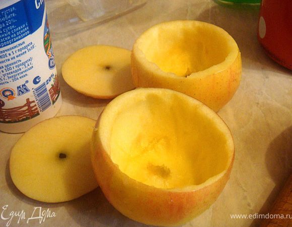 Включить духовку на 200 гр.ц.
Теперь приступим к яблочкам: помыть, аккуратно срезать крышечку и вычистить сердцвеину яблочек- оставляя стенки и дно примерно по 5 мм (мякоть яблока не выкидывать!). Этот процесс у вас как-раз займет примерно 15 минут.
Тем временем- достаем курочку из холодильника- посмотрите-она впитала весь маринад!
