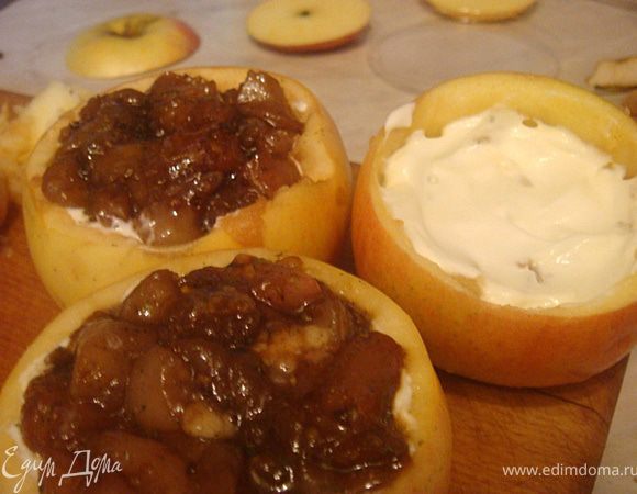 Теперь начиняем яблоки следующим образом- половину куицы распределяем по трем яблочкам- сверху по 1 ст.л. мякоти яблок, обмазать сверху сметаной и выложить в яблочки-вторую часть курочки.
