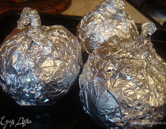 Закрываем яблочки крышечками. Заворачиваем каждое яблоко в фольгу и на противень-в духовку- запекаем 30 минут,