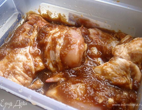 А вот,что можно сделать с оставшейся мякотью яблок- перемелите их в блендере в яблочное пюре- добавте 1 ст.л. бальзамического уксуса, 1 ст.л. соевого соуса- прекрасный маринад для курочки- готов- обмажьте курочку (разделенную на куски- у меня 4 кусочка) этим маринадом и отправьте в холодильник минимум на 30 минут. Запекайте при т. 190 гр. 30 минут! Прекрасная запеченная курочка под яблочным пюре-готова!