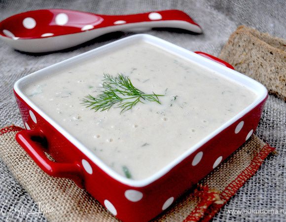 Затем измельчить всё с помощью блендера.Добавить сливочный сыр,сливки,измельчённый зелёный лук и укроп ,приправить по вкусу солью и ещё раз взбить.Готовый суп-пюре вернуть на огонь,довести до кипнения,но не кипятить.Разлить суп по тарелкам,приправить чёрным молотым перцем,лимонным соком,украсить ветчкой зелени.Приятного аппетита!