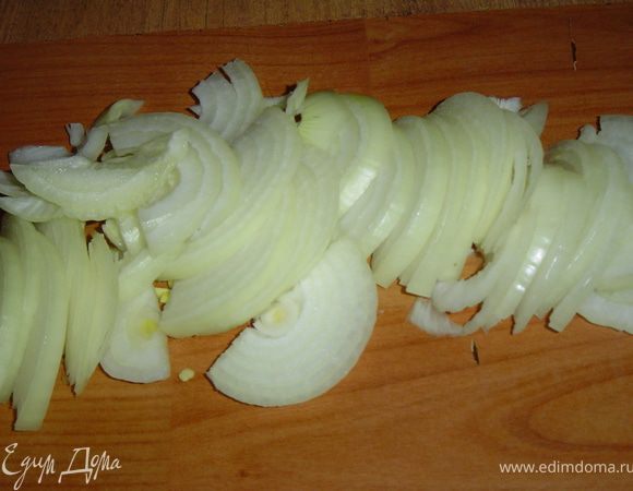 Очищаем лук и нарезаем его полукольцами,
