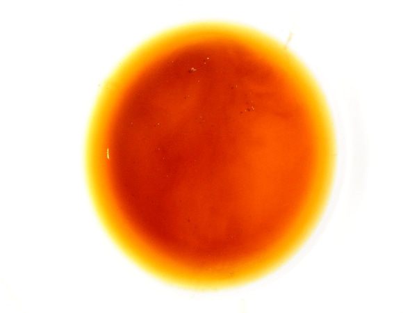 В воду добавляем соевый соус,бальзамический уксус и размешиваем,