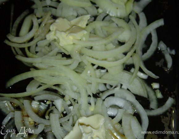 а затем выливаем на противень. На лук кладем кусочки сливочного масла.