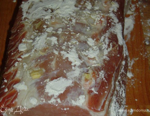 Мясо солим, перчим, обильно посыпаем луком-пудрой.