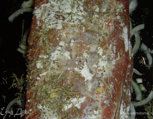 Кладем мясо на луковую подушку, посыпаем итальянскими травами,