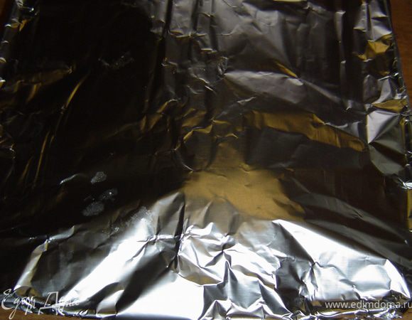 Накрываем фольгой и запекаем при 180 гр. в течении 1,5 часа. Затем открываем фольгу и оставляем мясо в духовке на 15 минут.