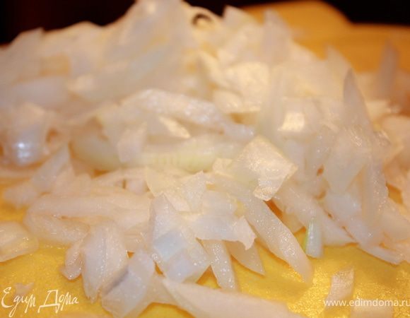2 луковицы мелко нарезать, подрумянить на сковородке с 2 столовыми ложками сливочного масла (или с оливковым маслом).