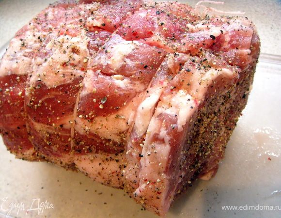 Подготовить мясо: помыть, обсушить бумажным полотенцем, обвязать кулинарной нитью (чтобы  при приготовлении мясо не развалилось). Чеснок разрезать на длинненькие полоски и нашпиговать им мясо. Посолить, поперчить, обсыпать приправами.  Оставить мариноваться часа на 2-3, а лучше на ночь.