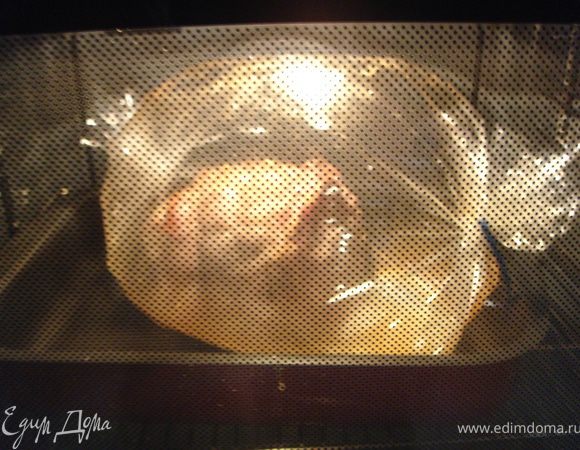 После маринования мясо обмазать при помощи кулинарной кисточки оливковым маслом и аккуратно упаковать в рукав для запекания.  Поставить мясо в духовку, разогретую до 220 градусов и можно было бы забыть про него на час или час двадцать, если бы через пятнадцать минут Вас не начали бы атаковать ароматы, доносящиеся из духовки.