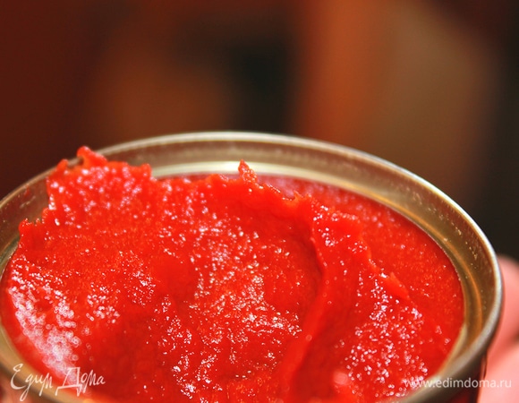 Добавить к луку 2 столовые ложки томатной пасты. Несколько минут обжариваем.