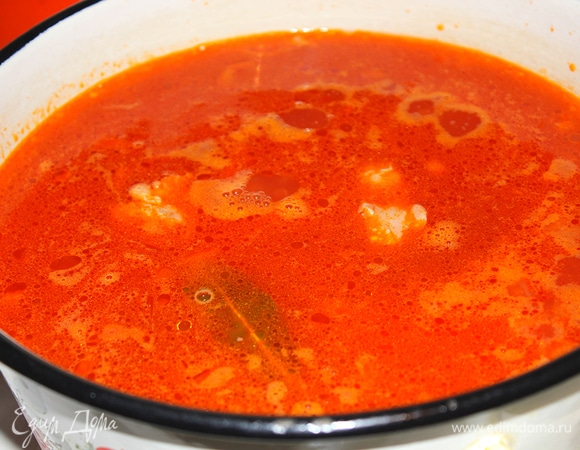 В мясной бульон добавляем томатную пасту с луком. Бросаем лавровый лист.