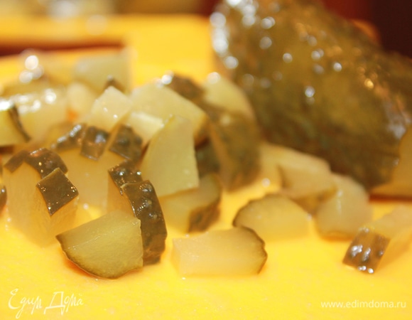 Мелко нарезать 2 соленых огурца.