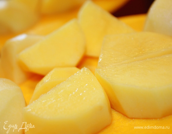 Режем кубиками картофель. У меня крупно порезан.