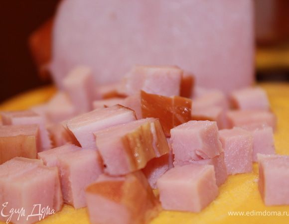 Пока солянка варится, мелко нарубить копченой корейки, варено-копченой колбаски, вареного карбонада или грудинки. Для эконом-варианта можно воспользоваться сосисками и вареной колбасой.