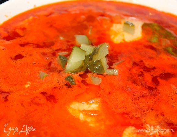 За 5 минут до окончания варки добавить мясное ассорти. Можно добавить каперсы. Посолить, поперчить по вкусу. Готовую солянку заправить сметаной, украсить веточкой укропа. Приятного аппетита!