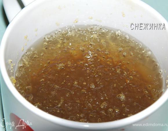 Через 20 минут отлейте в большую кружку 1,5 стакана бульона, остудите. Когда он станет теплым, всыпьте желатин, дайте набухнуть.