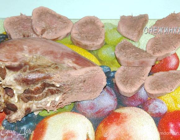Нарежьте язык порционными кусочками поперек.