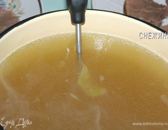 В кастрюлю отлейте такое количество бульона, которое Вам потребуется, чтобы залить получившееся количество блюд. Набухший желатин отправьте в эту же кастрюлю. Поставьте на огонь, постоянно помешивая, доведите желатин до растворения, выключите, не кипятите.