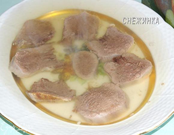 Залейте язык бульоном с желатином, используя в качестве фильтра ситечко или марлю.