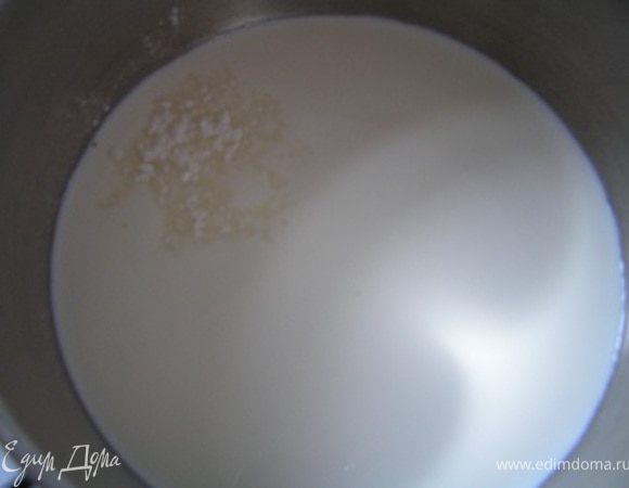 Стручок ванили разрезать вдоль пополам, вытащить семена. В небольшую кастрюльку влить молоко и сливки, добавить стручок ванили и его семена. Довести до кипения и вытащить стручок. Если у Вас нет стручка, то просто добавьте ванилин.