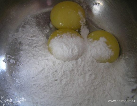 Желтки взбить с сахаром и кукурузным крахмалом. 
