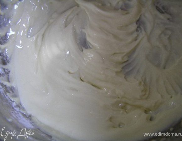 Тоненькой струйкой влить горячее молоко, хорошо перемешать и перелить обратно в кастрюльку. Варить на среднем огне, постоянно помешивая около 5-10 минут. 