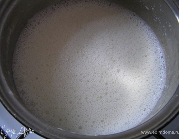 Варить его надо таким же образом, как заварной крем и по консистенции он должен получиться густой, чтобы держался в ложке.