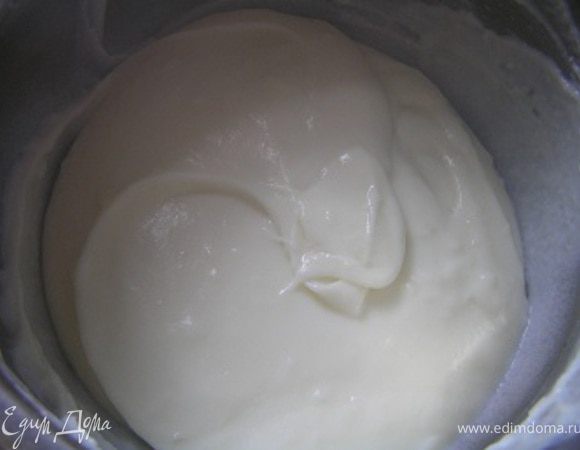 Переложить полученную смесь обратно в миску, накрыть пищевой пленкой и дать полностью остыть. После этого взбивать смесь в течении 5 минут на высокой скорости миксера.