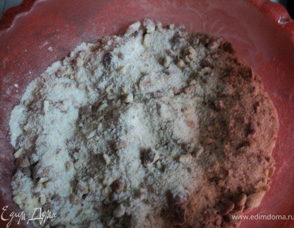 Для ореховых коржей:  измельчить не очень мелко орехи и смешать их с сахаром и мукой.