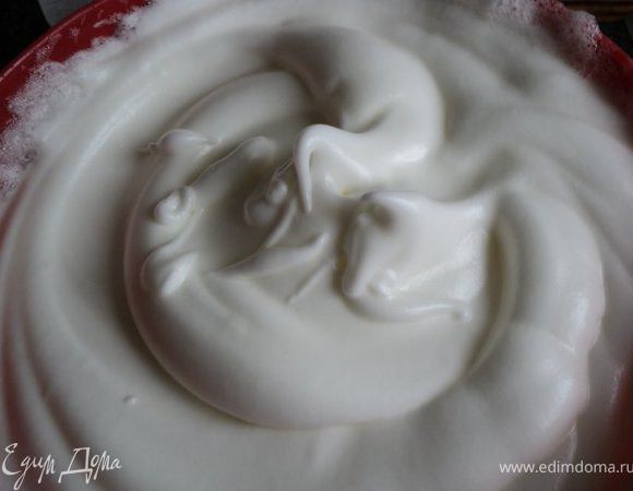 Белки предварительно выдержать при комнатной температуре 12-24 часа. Белки начать взбивать на средних оборотах, когда масса начнет уплотняться добавить постепенно сахарную пудру и ванильный сахар, взбивать до устойчивых пиков.