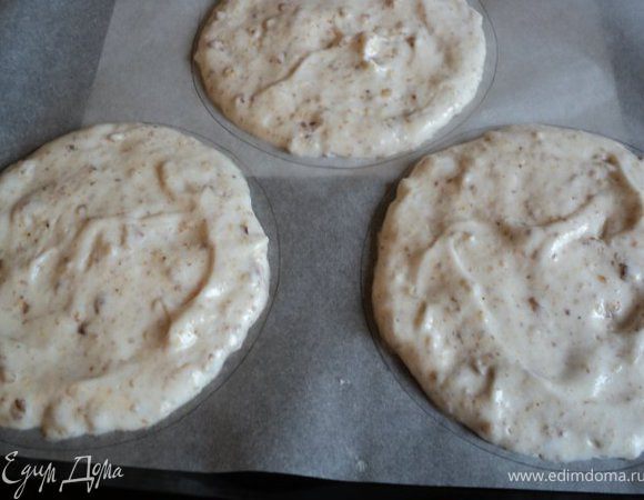 Затем постепенно ввести сухую орехово-мучную смесь, мешая лопаткой снизу вверх путем складывания.
Противень застелить бумагой для выпечки, на которой нарисовать круги диаметром  20см ( не смазывать!), выложить орехово-белковую массу, разровнять. Духовку предварительно нагреть до  температуры 140 градусов, поставить форму и выпекать 30мин, затем температуру снизить до 120 градусов и выпекать еще 1.5 часа ( духовку не открывать!). Затем выключить духовку и еще на 30мин.
