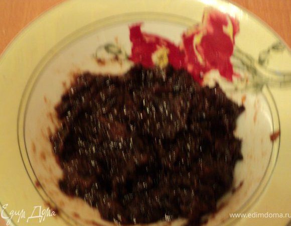 Чернослив залить водой и прокипятить 10 мин, воду слить, чернослив охладить. Измельчить  блендером в пюре.