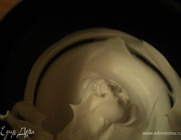 Сливки взбить до устойчивых пиков                                                                                            