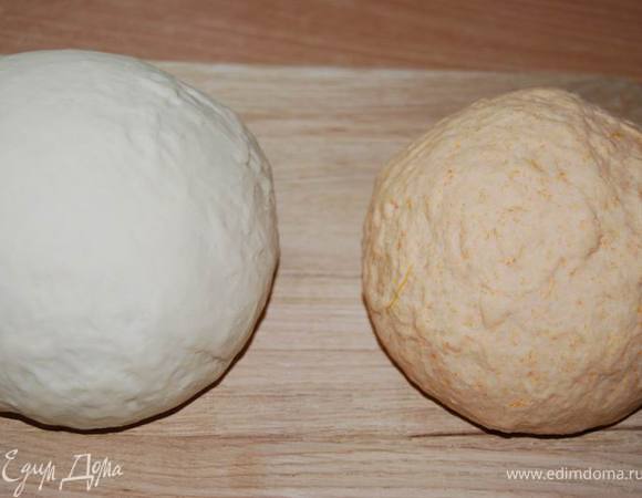 Во вторую часть муки с дрожжами добавляем тыквенное пюре,соль,при необходимости немного воды. Замешиваем вторую часть теста. Скатываем тесто в два шара (белый и оранжевый).